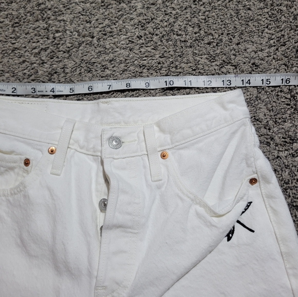 Levis 501 white embroidered jean short - Picture 5 of 6